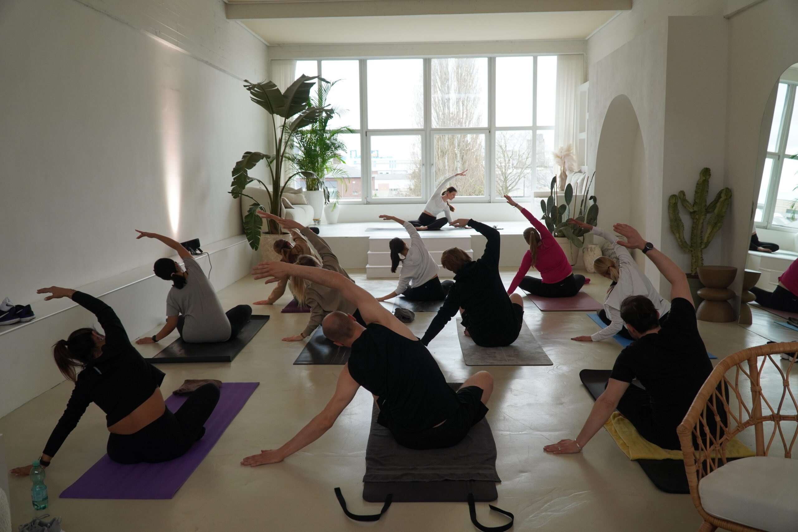 Yogalehrerin Naomi Claire Böcker gibt einSemi-Private Training in Vinyasa Yoga