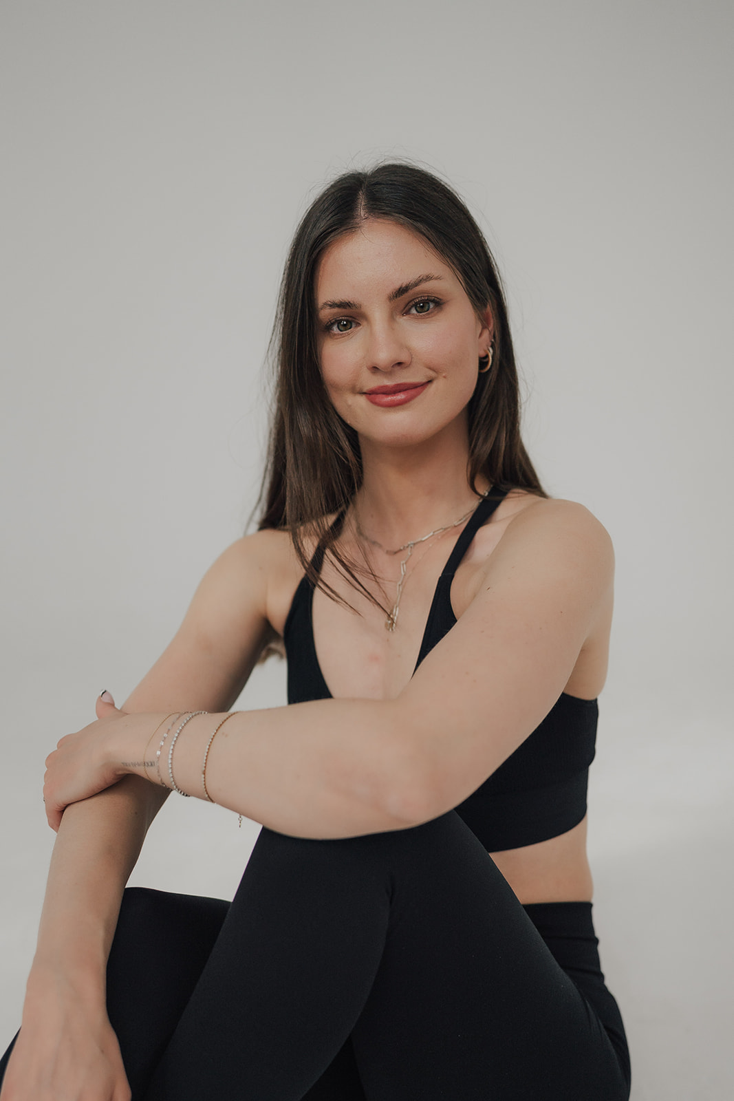 Yogalehrerin Naomi sitzt auf Stuhl