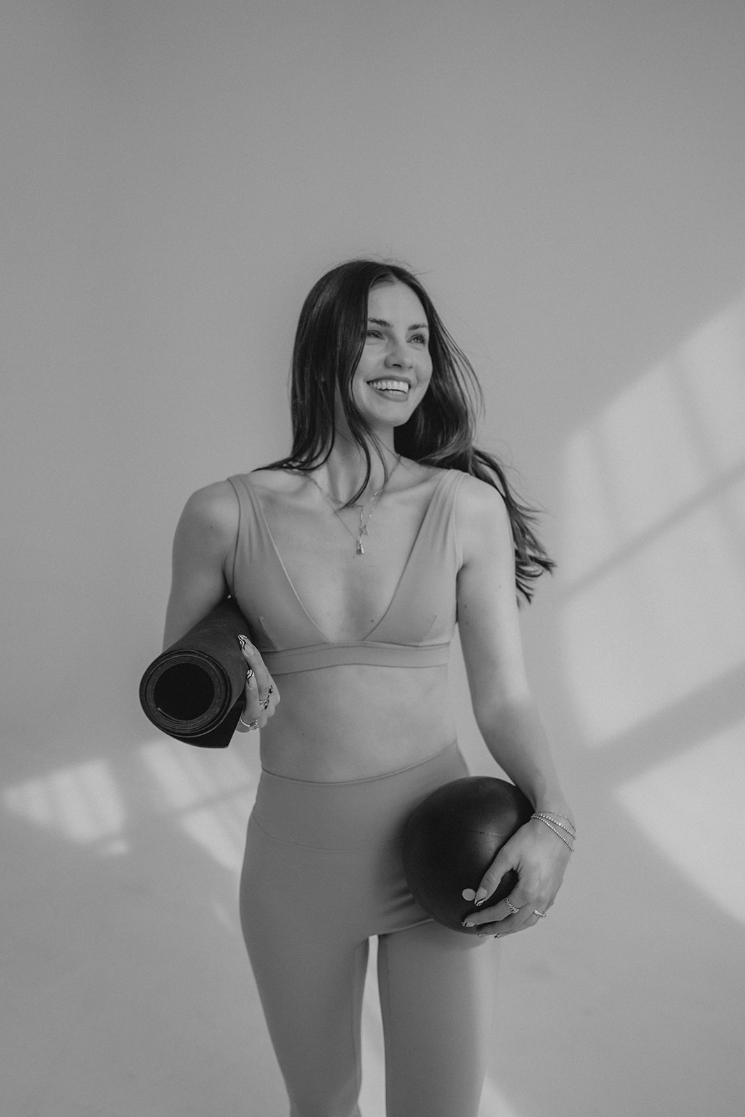 Yogalehrerin Naomi trainiert und macht einen situp